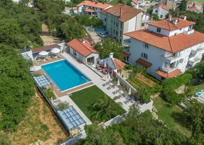 Apartment Mit Gemeinschaftlichem Pool Und Grill By Interhome *