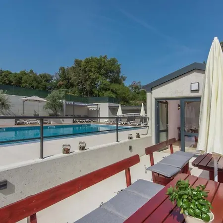 Mit Gemeinschaftlichem Pool Und Grill By Interhome * プーラ