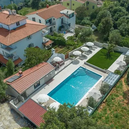 Mit Gemeinschaftlichem Pool Und Grill By Interhome * プーラ